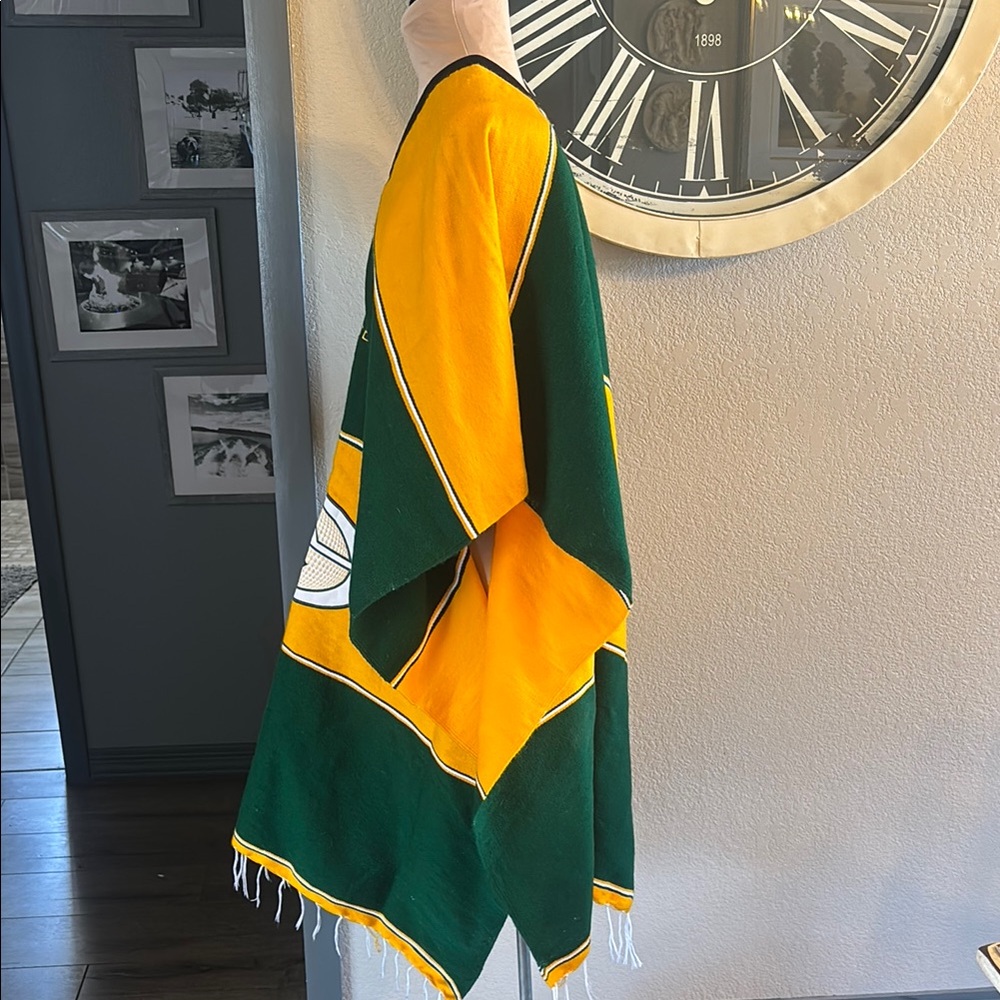 Green Bay Packers Poncho - Picture 3 of 6